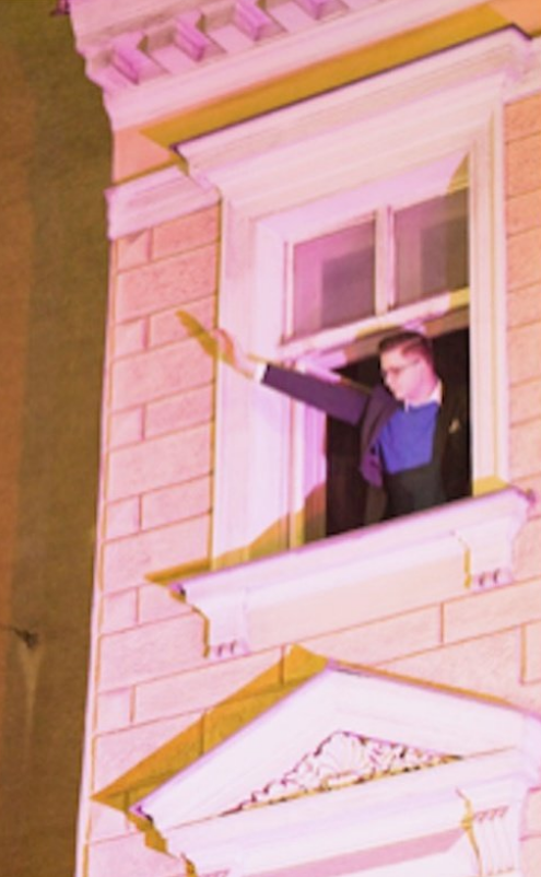 חבר אחוות גות'יה מצדיע במועל יד