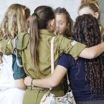 חיילת וחברותיה. | אילוסטרציה: יצחק רוסק