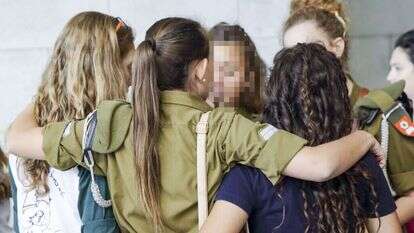 חיילת וחברותיה. | אילוסטרציה: יצחק רוסק חיילת וחברותיה. | אילוסטרציה: יצחק רוסק