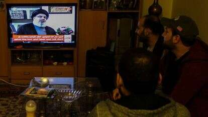 משפחה לבנונית צופה בריאיון של נסראללה לרשת אל-מיאדין. | EPA