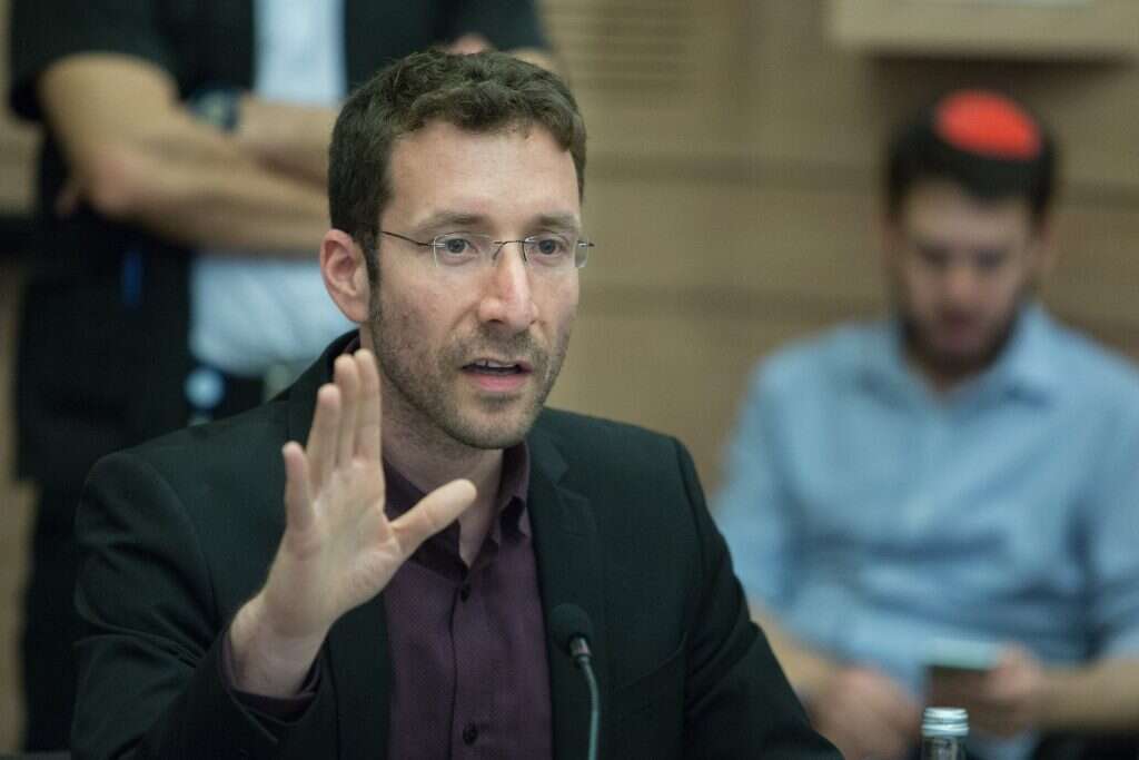 איציק שמולי. | נעם ריבקין פנטון