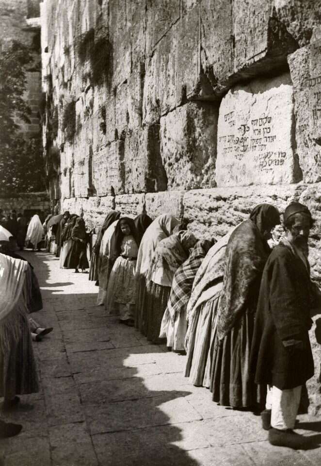 יהודים בכותל, 1910. | גטי אימג'ס