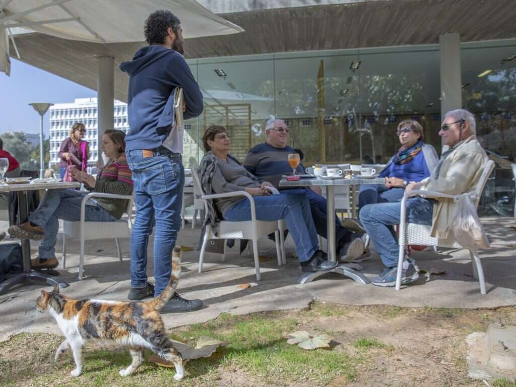 עיתונאי מקור ראשון ותושבי רחובות. | יוסי אלוני