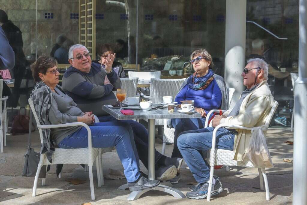 יגאל בן עקיבא וקלרה אלון. | יוסי אלוני