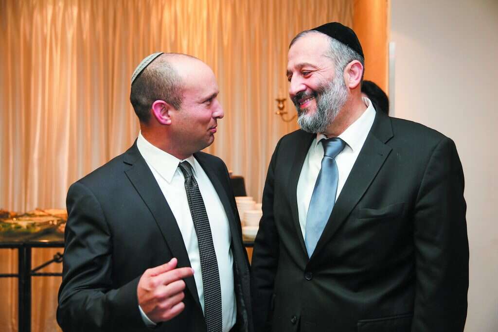 העימות החריף דווקא מעיד על זהות משותפת בין ש"ס לציונות הדתית. אריה דרעי ונפתלי בנט בשמחת שבע ברכות לבתו של דרעי, 2015. | יעקב כהן פלאש 90