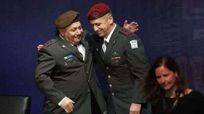 הרמטכ''לים לשעבר אביב כוכבי וגדי איזנקוט | EPA הרמטכ''לים לשעבר אביב כוכבי וגדי איזנקוט | EPA