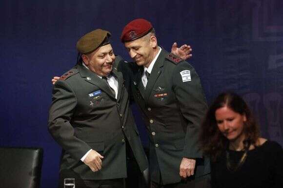 הרמטכ''לים לשעבר אביב כוכבי וגדי איזנקוט | EPA