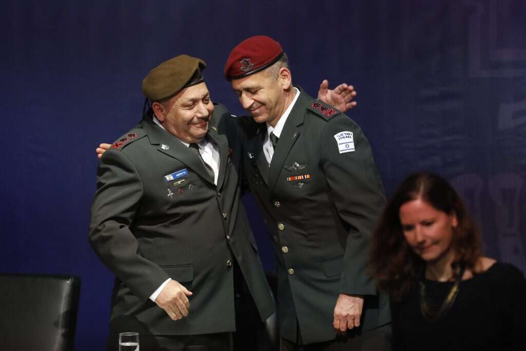 הרמטכ''לים לשעבר אביב כוכבי וגדי איזנקוט | EPA הרמטכ''לים לשעבר אביב כוכבי וגדי איזנקוט | EPA