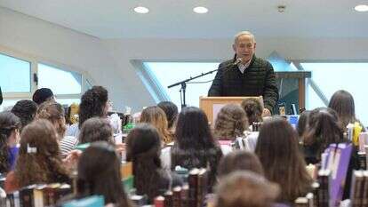 נתניהו בשיחה עם תלמידות מדרשת מגדל עוז. | עמוס בן גרשום, לע"מ