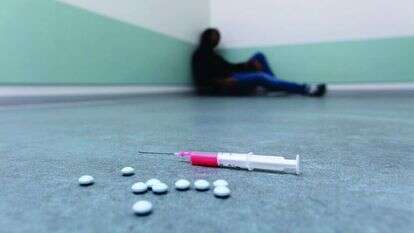 מכור לסמים. אילוסטרציה. | שאטרסטוק מכור לסמים. אילוסטרציה. | שאטרסטוק