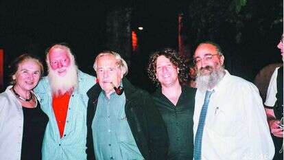 גורי שמח בגשר שבין היהודיות לישראליות. יוסף עוזר, אליעז כהן, חיים גורי, יהורם בן־מאיר (פיצ'י) ועליזה גורי, פסטיבל "ימי אהבה לשירה", תיאטרון החאן, 2008. | הדס עוזר