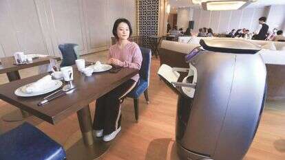 רובוט מפנה כלים בחדר האוכל של המלון. | גטי אימג'ס