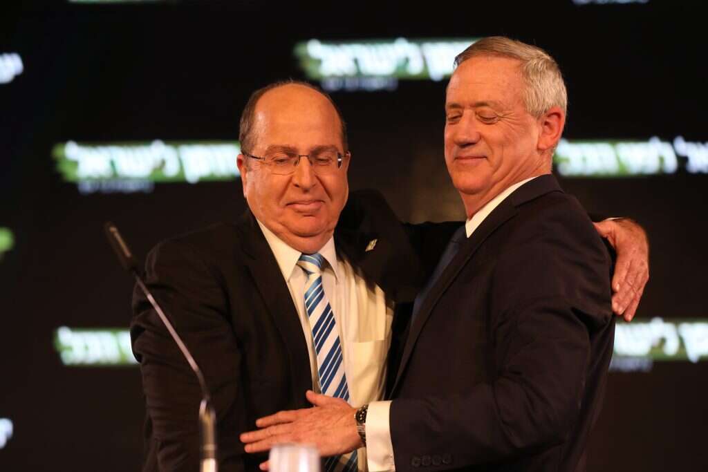 בני גנץ מציג את משה בוגי יעלון. | EPA