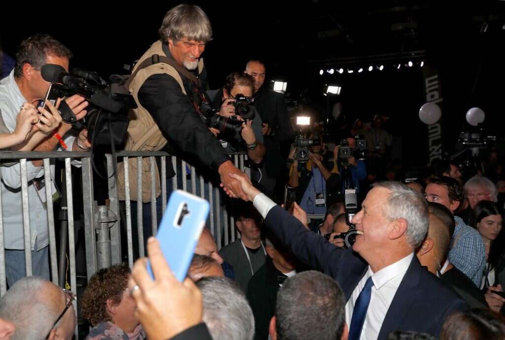בני גנץ לוחץ יד לצלם עיתונות במהלך האירוע. | AFP בני גנץ לוחץ יד לצלם עיתונות במהלך האירוע. | AFP