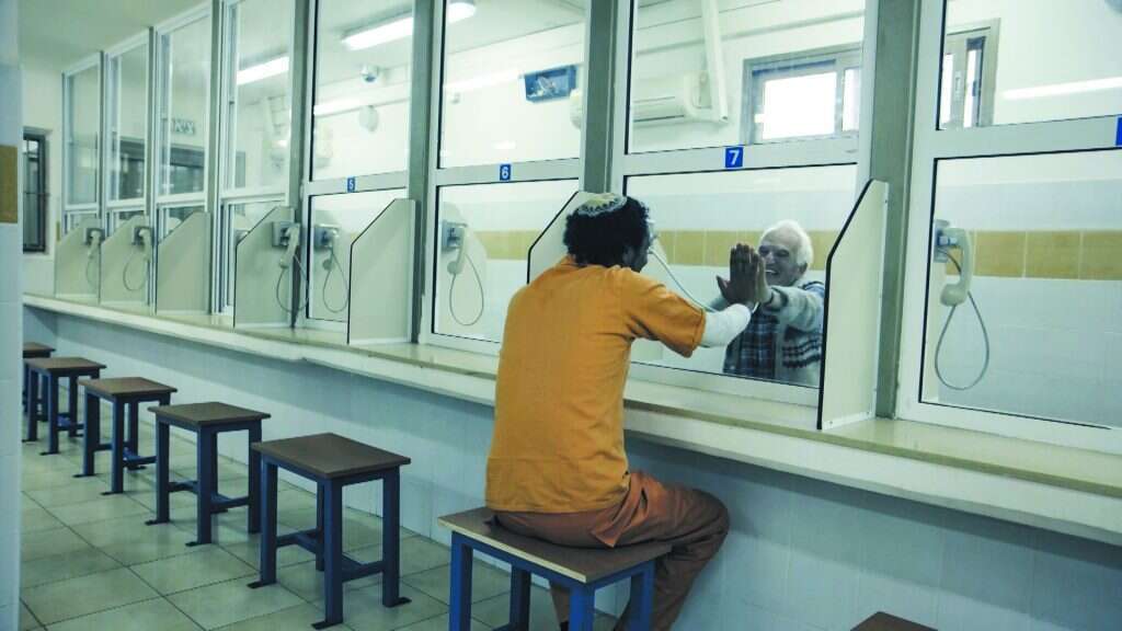 "האנשים שאני פוגש לא תמיד מודעים לדחפים שלהם". פיליפ מבקר אסירים בכלא