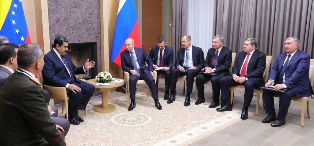 מדורו בפגישה עם המשלחת הרוסית. | EPA מדורו בפגישה עם המשלחת הרוסית. | EPA