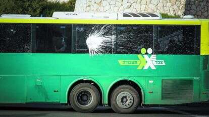 אוטובוס שספג פגיעת שקית צבע. | גרשון אלינסון, פלאש 90