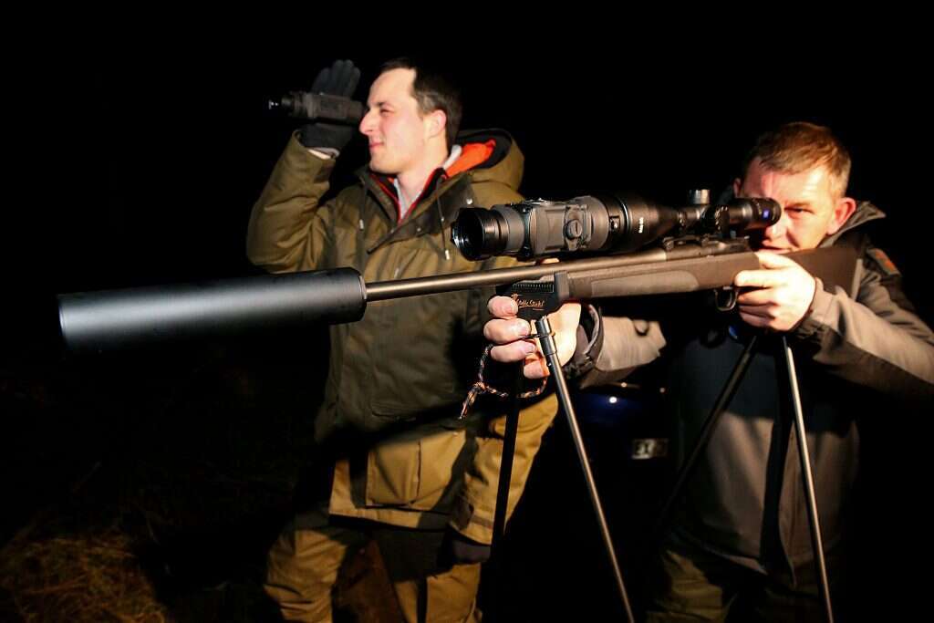 אנשי משמר צרפתים שמטרתם למנוע את כניסת חזירי הבר לשטח המדינה. | AFP אנשי משמר צרפתים שמטרתם למנוע את כניסת חזירי הבר לשטח המדינה. | AFP