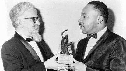 גילוי הרלוונטיות של התובנות האתיות האדירות של המורשת שלנו. הרב פרופ' אברהם יהושע השל מעניק את פרס היהדות והשלום לד"ר מרטין לותר קינג, 1965. | אוסף ספריית הקונגרס