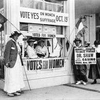 "הפמיניזם אינו מחכה שהמציאות תדבר. הוא עוסק באינטנסיביות בעיצוב המציאות הזו". הפגנה למען זכות בחירה לנשים בארה"ב, תחילת המאה ה־20. | גטי אימג'ס