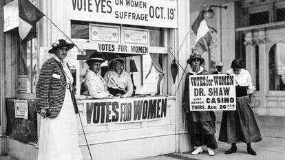 "הפמיניזם אינו מחכה שהמציאות תדבר. הוא עוסק באינטנסיביות בעיצוב המציאות הזו". הפגנה למען זכות בחירה לנשים בארה"ב, תחילת המאה ה־20. | גטי אימג'ס