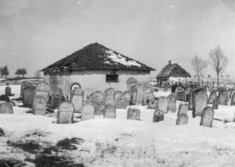 קבריהם של הרבי מקוצק ומשפחתו, ראשית המאה ה־20. | באדיבות מכון זיכרון קהילות