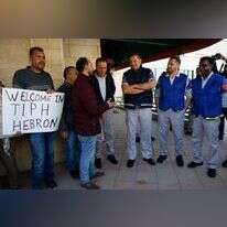 הפלסטינים מברכים את פעילי TIPH. | AFP