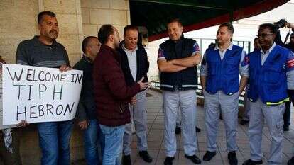הפלסטינים מברכים את פעילי TIPH. | AFP