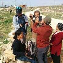 פעילי תעאיוש ומתנדבים מהישובים ביו נוקדים לכפר אלדד. | DMU