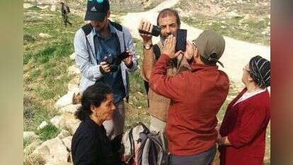 פעילי תעאיוש ומתנדבים מהישובים ביו נוקדים לכפר אלדד. | DMU