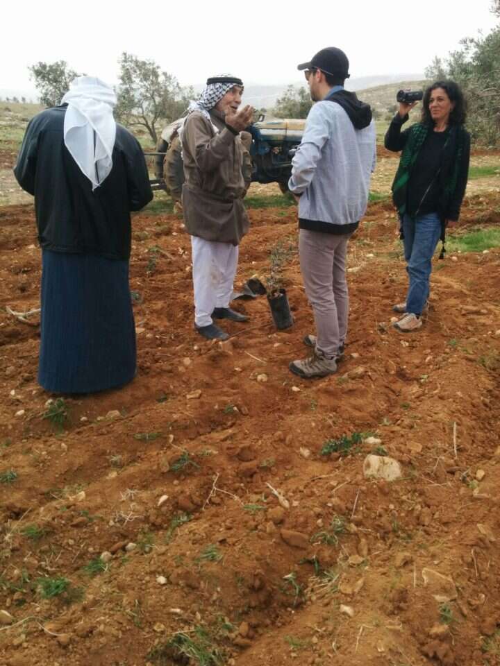 פעילי תעאיוש ומתנדבים מהישובים ביו נוקדים לכפר אלדד. | DMU