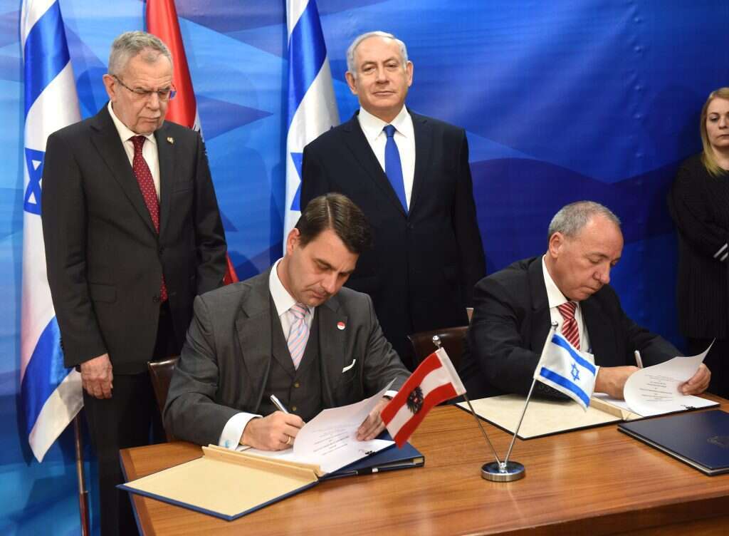 חתימה על הסכם שיתוף הפעולה. | EPA