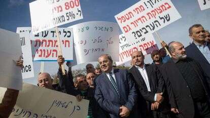 חברי הרשימה המשותפת בהפגנת ועד ראשי הרשויות המקומיות הערביות מול הכנסת. | יונתן זינדל פלאש 90 חברי הרשימה המשותפת בהפגנת ועד ראשי הרשויות המקומיות הערביות מול הכנסת. | יונתן זינדל פלאש 90