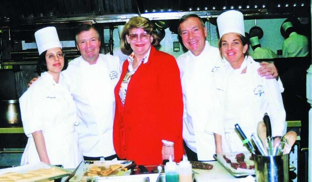 "הסוד נעוץ בשילוב בין הפשטות והבינלאומיות של המתכונים". סירקיס עם שפים בבית הספר לבישול במנהטן. | רפי סירקיס