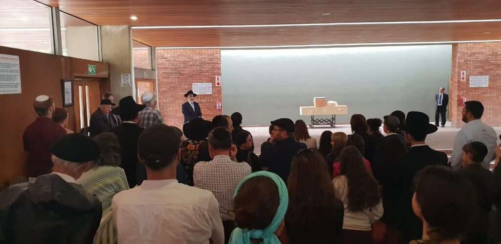 הכנסת ספר התורה החדש בבית הכנסת בקייפטאון. | תורה מציון