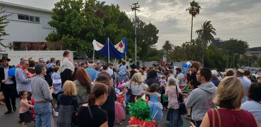הכנסת ספר התורה החדש בבית הכנסת בקייפטאון. | תורה מציון