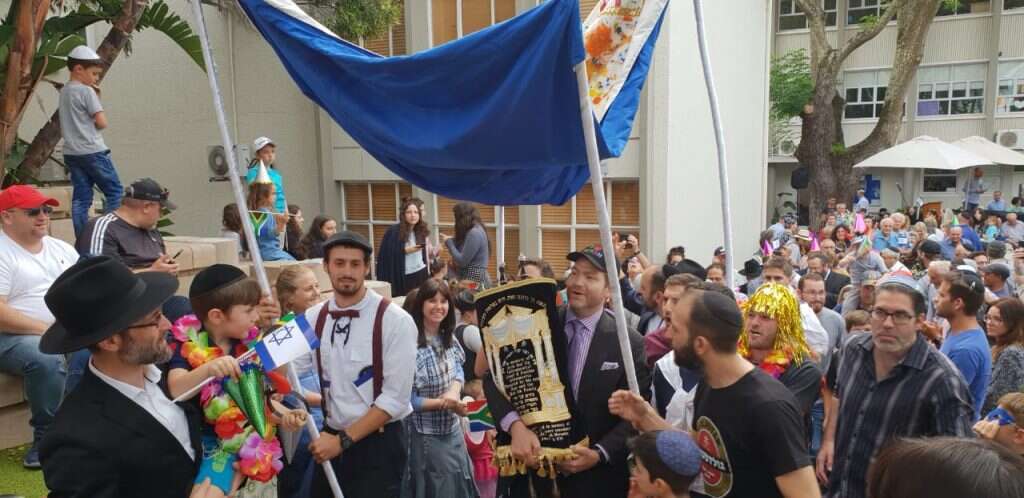 טקס הכנסת ספר התורה החדש בבית הכנסת בקייפטאון. | תורה מציון