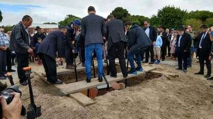 טקס קבירת ספרי התורה שנשרפו בקייפטאון. | תורה מציון