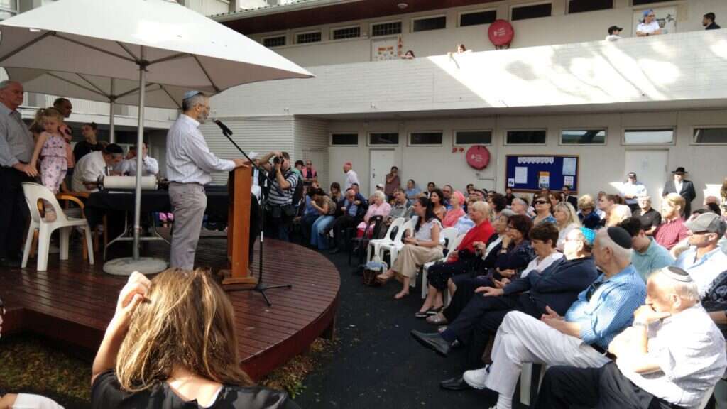 הכנסת ספר התורה החדש בבית הכנסת בקייפטאון. | תורה מציון