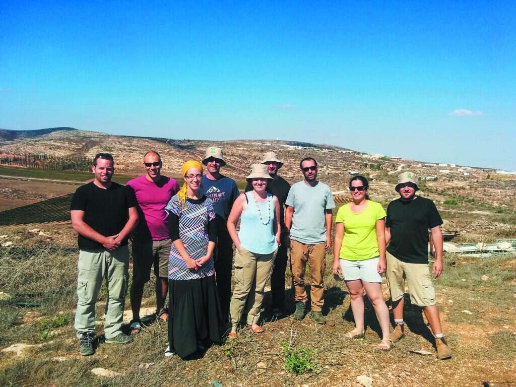 "דם, יזע וקרם הגנה". צוות המעבדה. | ישי נצר "דם, יזע וקרם הגנה". צוות המעבדה. | ישי נצר