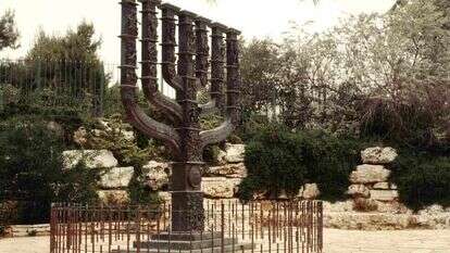 לא הוכנסה מתוך כבוד לרגשות הציבור הדתי. המנורה. | מיכאל עמר, ארכיון הכנסת