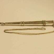 אצבע לספר תורה. | יצחק הררי, ארכיון הכנסת