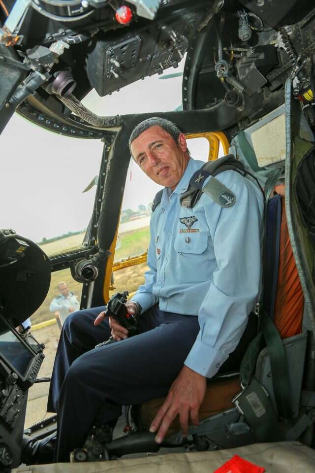 "בחיי הצבאיים אני קברניט". תא"ל (במיל') הרב רפי פרץ. | אדי ישראל