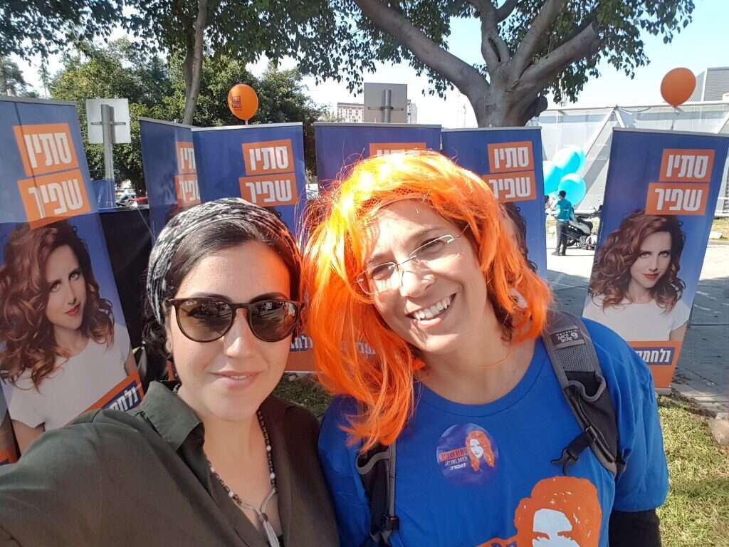הכתבת הפוליטית עושה סולחה עם אחת הדמויות של חברת הכנסת סתיו שפיר. | שירית אביטן־כהן הכתבת הפוליטית עושה סולחה עם אחת הדמויות של חברת הכנסת סתיו שפיר. | שירית אביטן־כהן