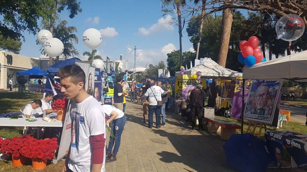 קצת כמו יריד צבעוני ומנומנם באירופה. הבחירות המקדימות בעבודה. | שירית אביטן־כהן קצת כמו יריד צבעוני ומנומנם באירופה. הבחירות המקדימות בעבודה. | שירית אביטן־כהן