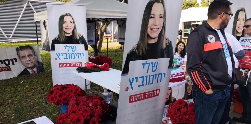 הדוכן הפרחוני והאדום של ח"כ שלי יחימוביץ'. | שירית אביטן־כהן הדוכן הפרחוני והאדום של ח"כ שלי יחימוביץ'. | שירית אביטן־כהן