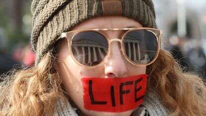 מפגינה אמריקנית נגד הפלות עומדת מול בית המשפט העליון. | גטי אימג'ס