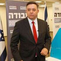 יו''ר העבודה אבי גבאי בקלפי. | AFP