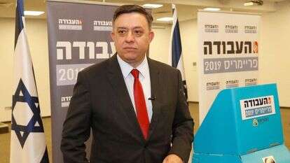 יו''ר העבודה אבי גבאי בקלפי. | AFP