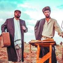 ר' יחזקאל טאוב שינה את שמו לג'ורג' נייגל, עבד כקבלן ונצפה בהפגנות נגד מלחמת וייטנאם. מתוך ההצגה "האדמו"ר האחרון - אודיסיאה חסידית".
צילומים: חי אפיק, לילך כהן